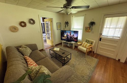 Arlington House | Cute, comfy and pet friendly cottage close to everything!