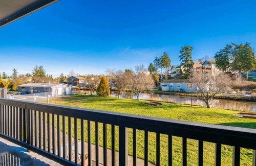 Birch Bay Condo | Cute Condo in Birch Bay w Hot Tub & a loft 209