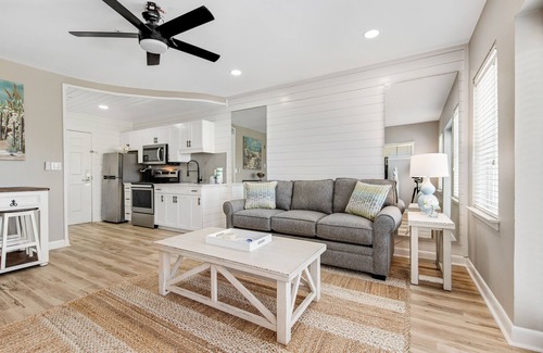 Gulf Place Condo | Cute condo just steps to the Gulf with community pools, & hot tub