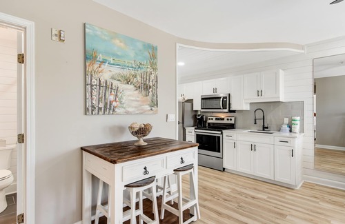 Gulf Place Condo | Cute condo just steps to the Gulf with community pools, & hot tub