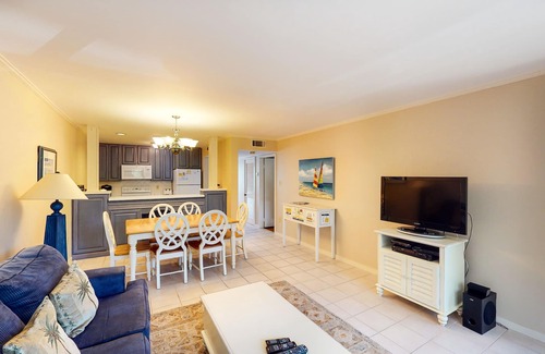Palmetto Dunes Condo | Cute condo just steps from the beach & near golf with parking - dog-friendly