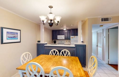 Palmetto Dunes Condo | Cute condo just steps from the beach & near golf with parking - dog-friendly
