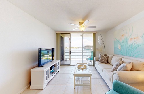 Isla del Sol Condo | Cute Condo with Private Beach Access and more!