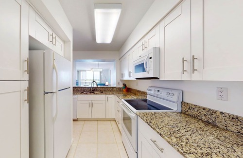 Isla del Sol Condo | Cute Condo with Private Beach Access and more!