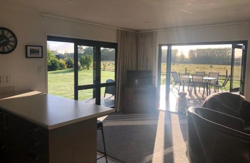 Longlands Villa | Cute Cottage Close to Town