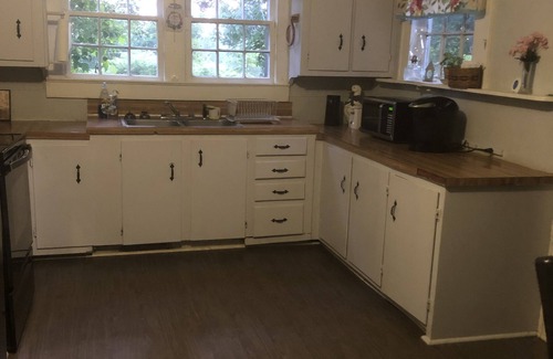 Clemmons Cottage | Cute cottage in a rural setting