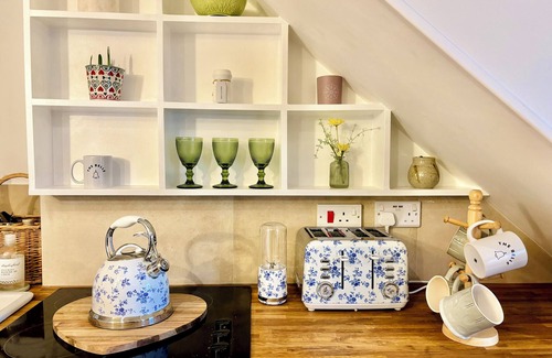 South Leigh Cottage | Cute cottage near a gorgeous village pub and a stones throw from many sights
