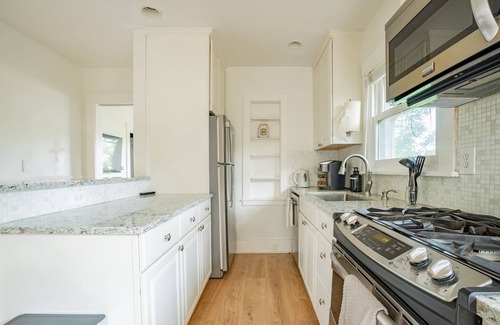 Genesee House | Cute Cottage Near Everything/DT