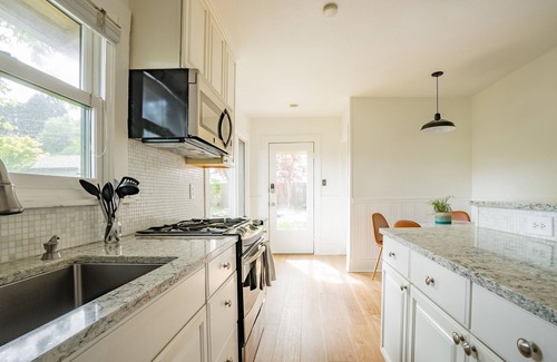 Genesee House | Cute Cottage Near Everything/DT
