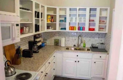Navy Point House | Cute cottage near the Navy base