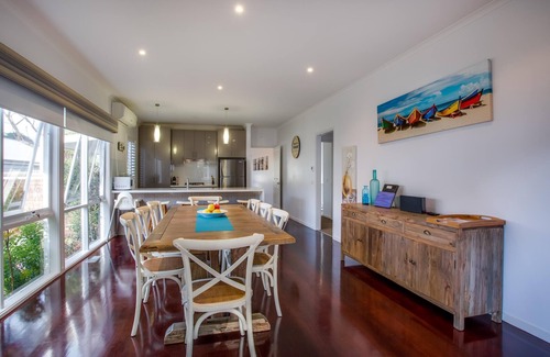 Rye House | Cute Cottage on Cain, Rye - 1 NIGHT FREE!* - Front Beach at the end of the street