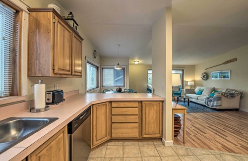 Poulsbo Cottage | Cute Cottage w/Deck Walk 115 Ft to Brewery & Cafe