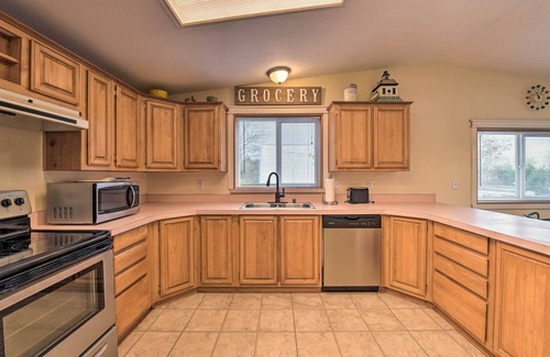 Poulsbo Cottage | Cute Cottage w/Deck Walk 115 Ft to Brewery & Cafe