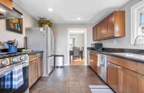 Mid-Beacon Hill House | Cute Cottage with Hot Tub