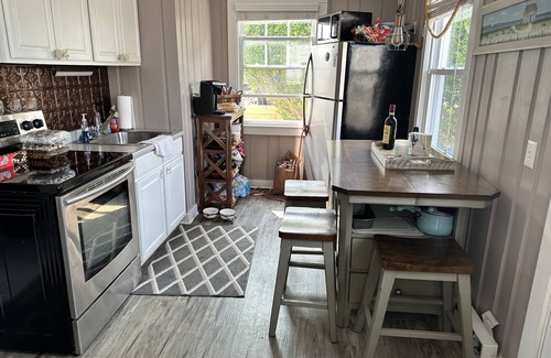 Breakwater Village Cottage | Cute cottage with a private beach