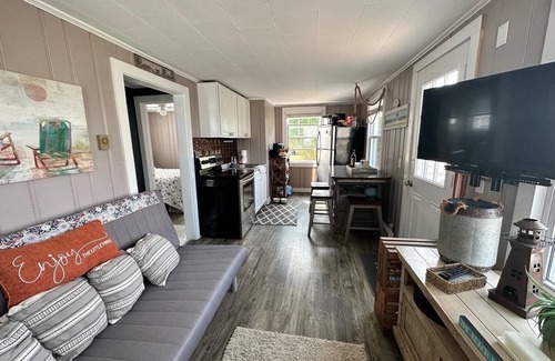 Breakwater Village Cottage | Cute cottage with a private beach
