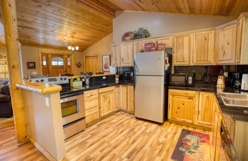 Pinetop-Lakeside Cabin | *CUTE COZY CABIN IN THE PINES*PET FRIENDLY*FENCED YARD*