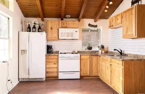 Moonridge Cabin | Cute Cozy Cabin- View of the Slopes-Pets OK!