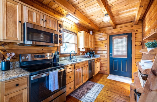Little Creek Falls Cabin | Cute, Cozy & Comfy! Surrounded by Wooded Views, Private, Hot Tub, Fireplace