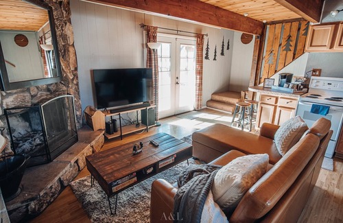 Woodlands Cabin | Cute & Cozy Dog Friendly 2BD 1BA w/Mountain View's