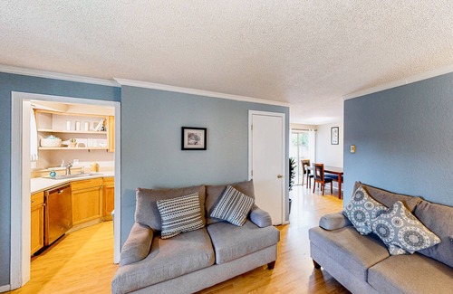 Springfield House | Cute, cozy home with fenced backyard & grill - close to heart of Eugene