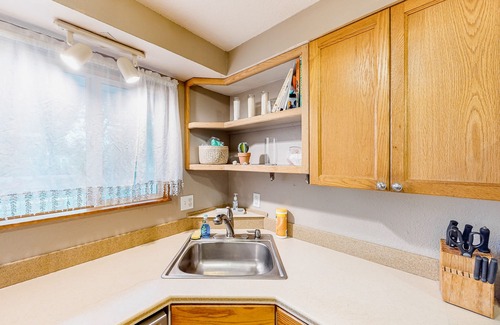 Springfield House | Cute, cozy home with fenced backyard & grill - close to heart of Eugene