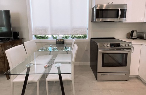South Cambie House | Cute Cozy House 2 floors: 1 bdrm +1 Den and 1. 5 baths Full Kitchen Full Laundry