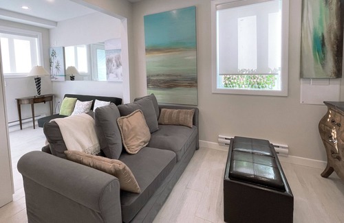 South Cambie House | Cute Cozy House 2 floors: 1 bdrm +1 Den and 1. 5 baths Full Kitchen Full Laundry