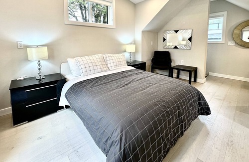 South Cambie House | Cute Cozy House 2 floors: 1 bdrm +1 Den and 1. 5 baths Full Kitchen Full Laundry