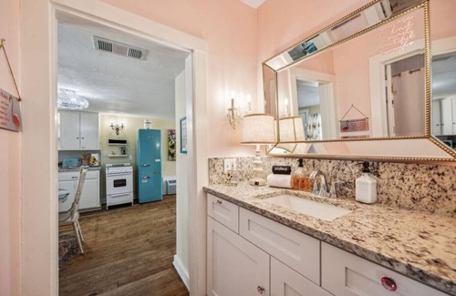Granbury House | Cute & Cozy Lake Side Home
