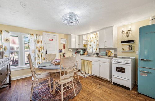 Granbury House | Cute & Cozy Lake Side Home