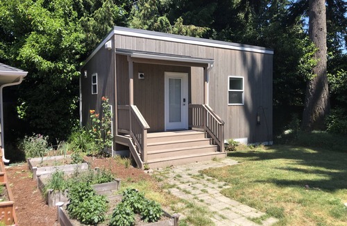 Northgate Cabin | Cute, Cozy Mother-in-Law Cabin near Northgate Transit Station - 30+ days