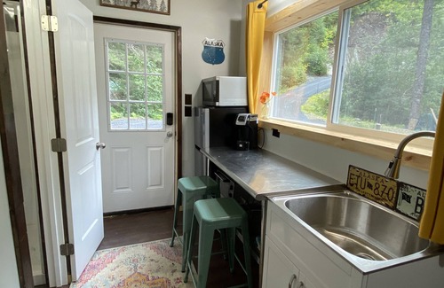 Bear Creek House | Cute & Cozy Tiny House in the Woods