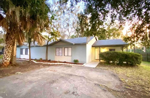University Heights Apartment | Cute downtown home by Depot Park