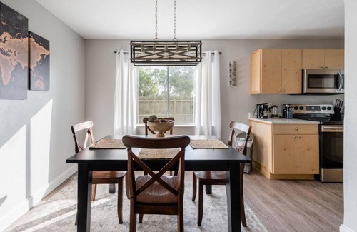 University Heights Apartment | Cute downtown home by Depot Park