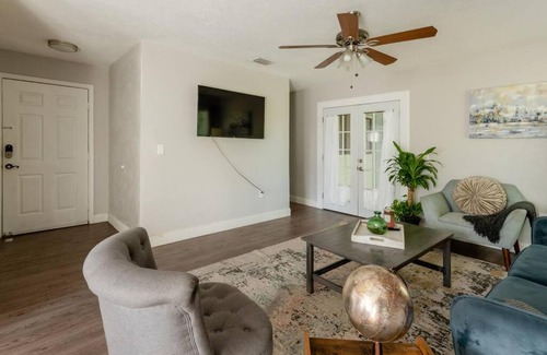 University Heights Apartment | Cute downtown home by Depot Park