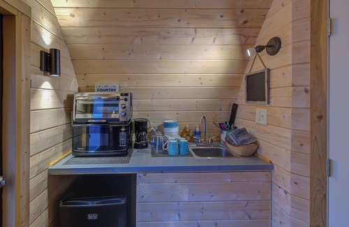 Ashland Cabin | Cute European Bungalow Cabin w/Hot Tub. 1 Double Bed and Pet Friendly!