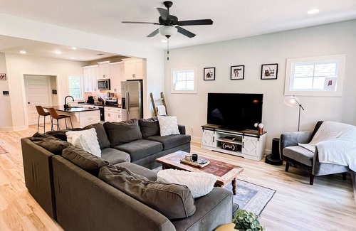 Auburn House | Cute House .5 miles from Auburn University with Porch Swing and Grill