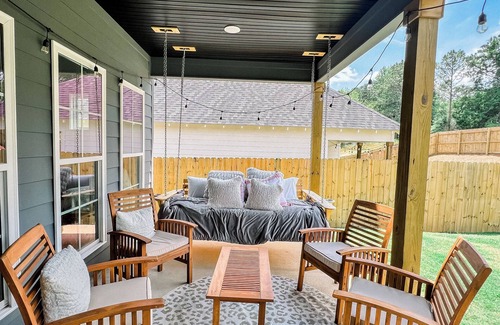 Auburn House | Cute House .5 miles from Auburn University with Porch Swing and Grill