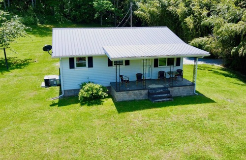 Cosby House | Cute house convenient to Gatlinburg, Pigeon Forge, and hiking in the smokies.