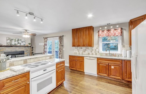 Mauldin House | Cute house in quiet neighborhood - near everything - bring your pets!