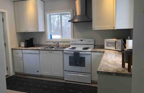 Keewatin House | Cute Keewatin Bungalow with a/c!