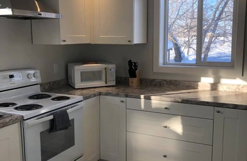 Keewatin House | Cute Keewatin Bungalow with a/c!