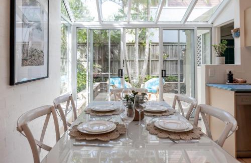 Noosa Heads Apartment | Cute Little Cove gem…walking distance to beach!