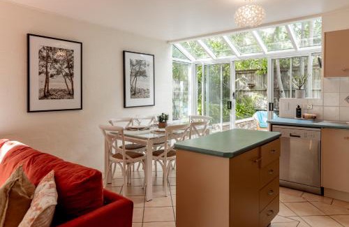 Noosa Heads Apartment | Cute Little Cove gem…walking distance to beach!