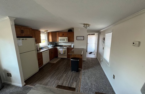 Townville House | Cute little Lake getaway with a dock! Perfect for fishing tournaments!