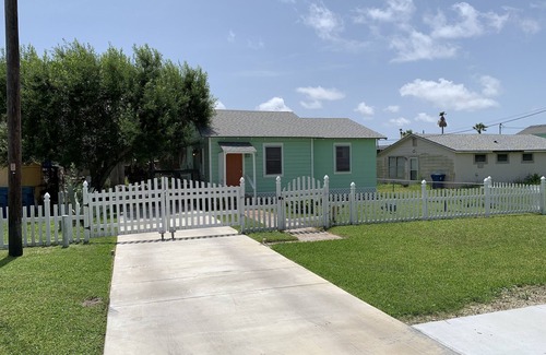 Rockport Cottage | Cute "Little Rose Cottage" is walking distance to downtown Rockport