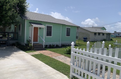 Rockport Cottage | Cute "Little Rose Cottage" is walking distance to downtown Rockport