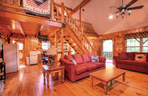 Sylva House | Cute On The Creek 1 Bedroom Cabin by Redawning