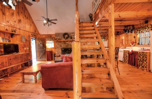 Sylva House | Cute On The Creek 1 Bedroom Cabin by Redawning
